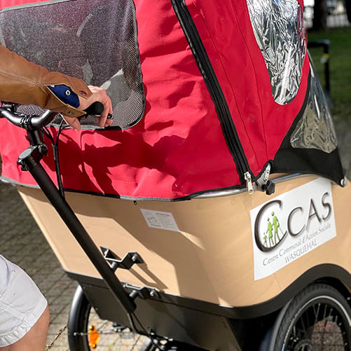 Balade de personnes âgées en triporteur